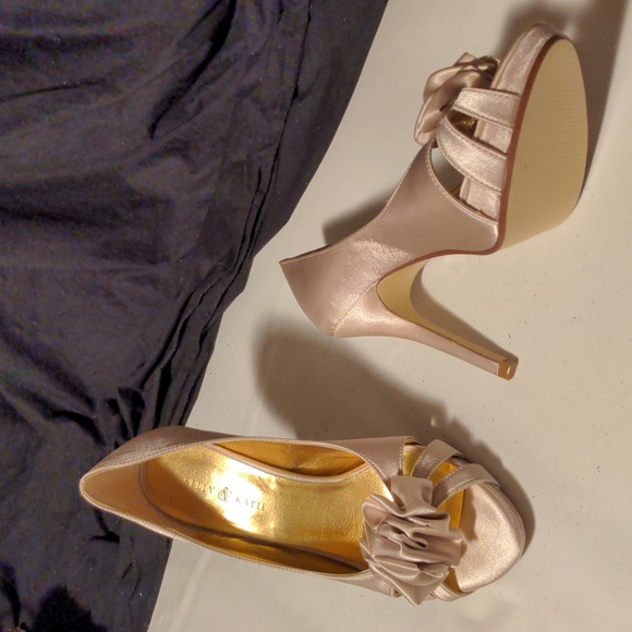 NWOT! Kelly & Katie Champagne Satin Platform Heels With Flower Accent Size 6 - Picture 2 of 7